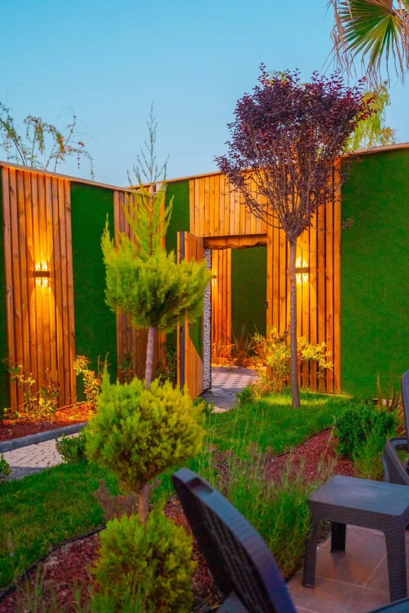 Berra Resort Tatil Köyü'nde yeşil bahçe ve bungalovlar görünümü