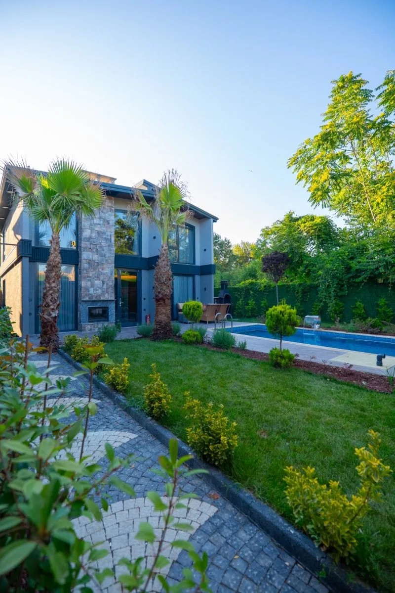 Berra Resort Tatil Köyü'nde özel havuzlu lüks villa görüntüsü.