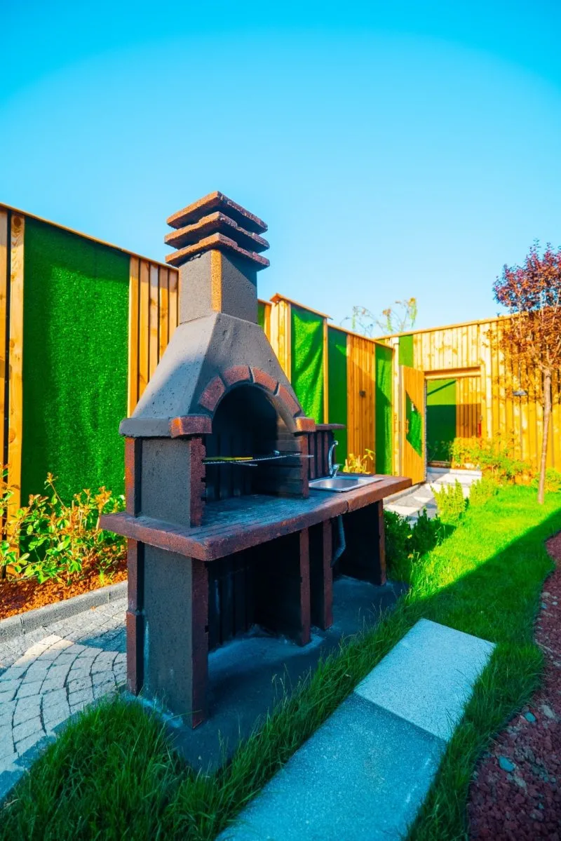 Berra Resort Tatil Köyü'nde yer alan modern barbekü alanı