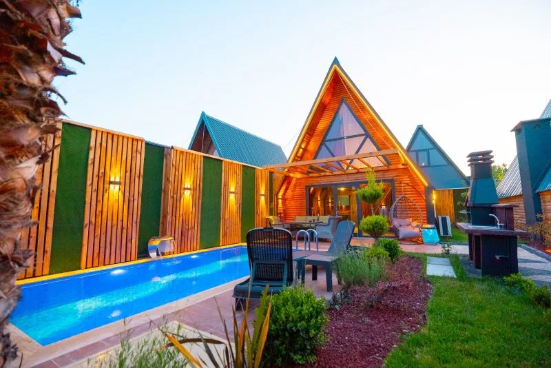 Berra Resort Tatil Köyü'nde özel havuzlu bungalovlar ve doğa manzarası