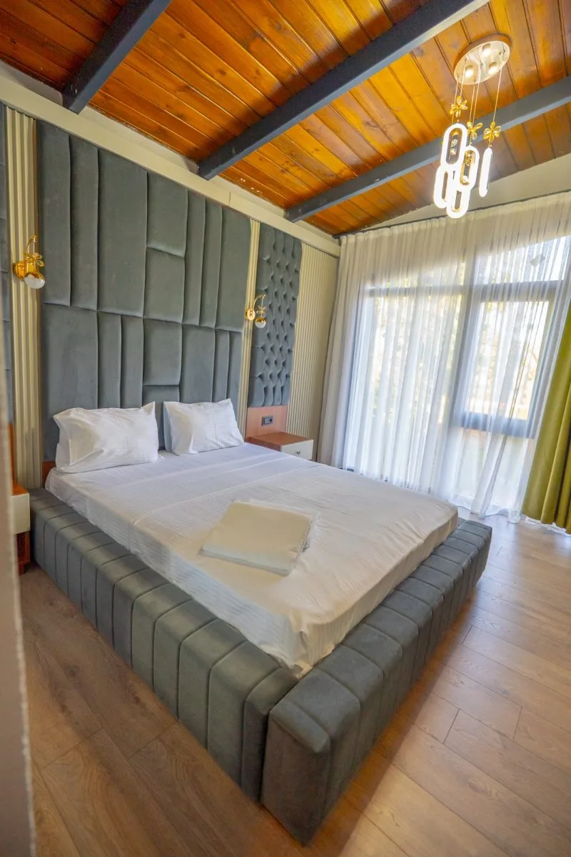 Berra Resort Tatil Köyü'nde modern ve konforlu bir oda görünümü