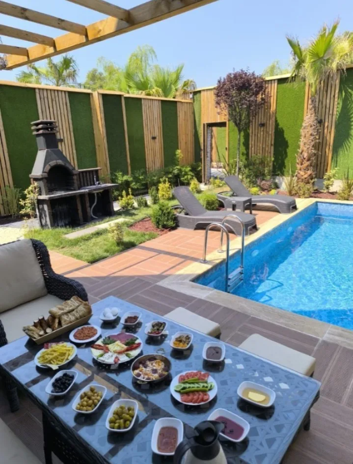Berra Resort Tatil Köyü'nde özel havuz ve bahçe manzaralı bir bungalov