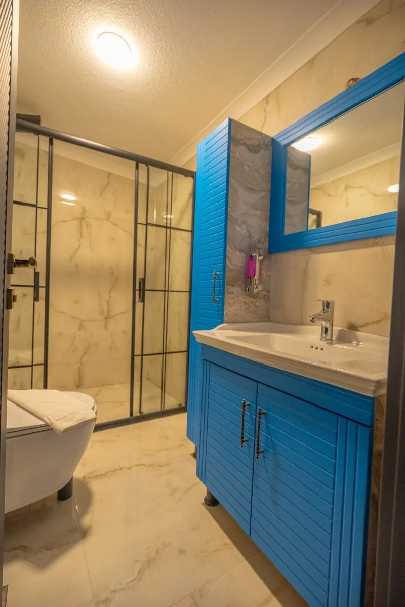Berra Resort Tatil Köyü'nde modern banyo tasarımı ve konforlu alanlar.