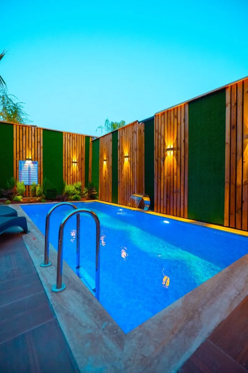Berra Resort Tatil Köyü'nde lüks jakuzili bungalov görünümü