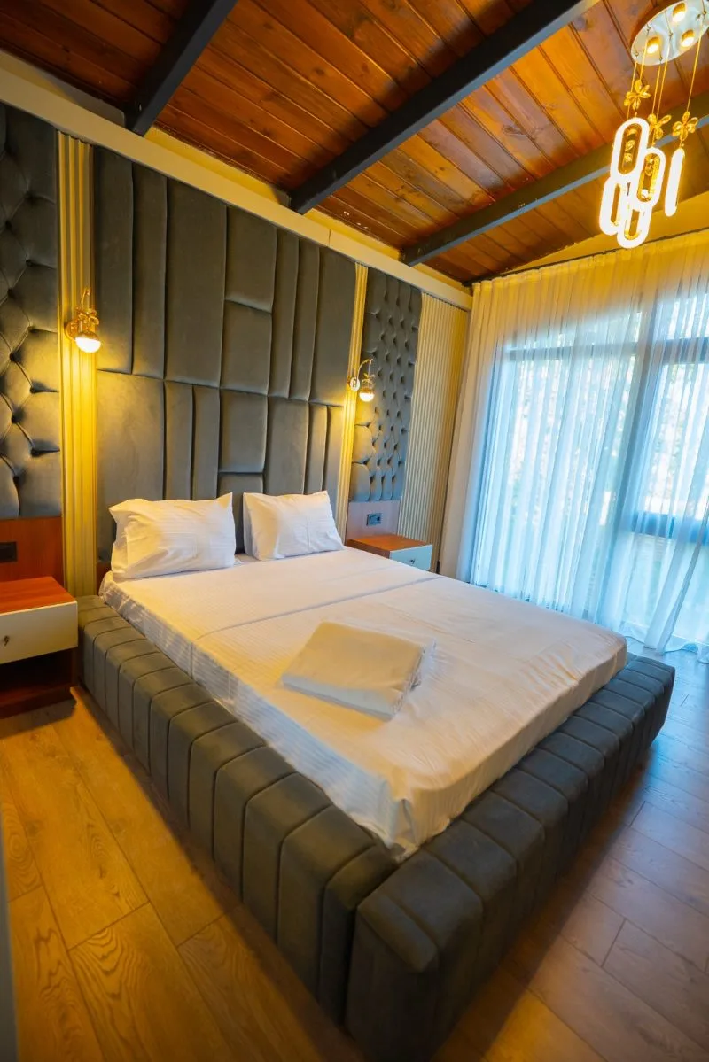 Berra Resort Tatil Köyü Sapanca'daki modern ve konforlu bungalov odası