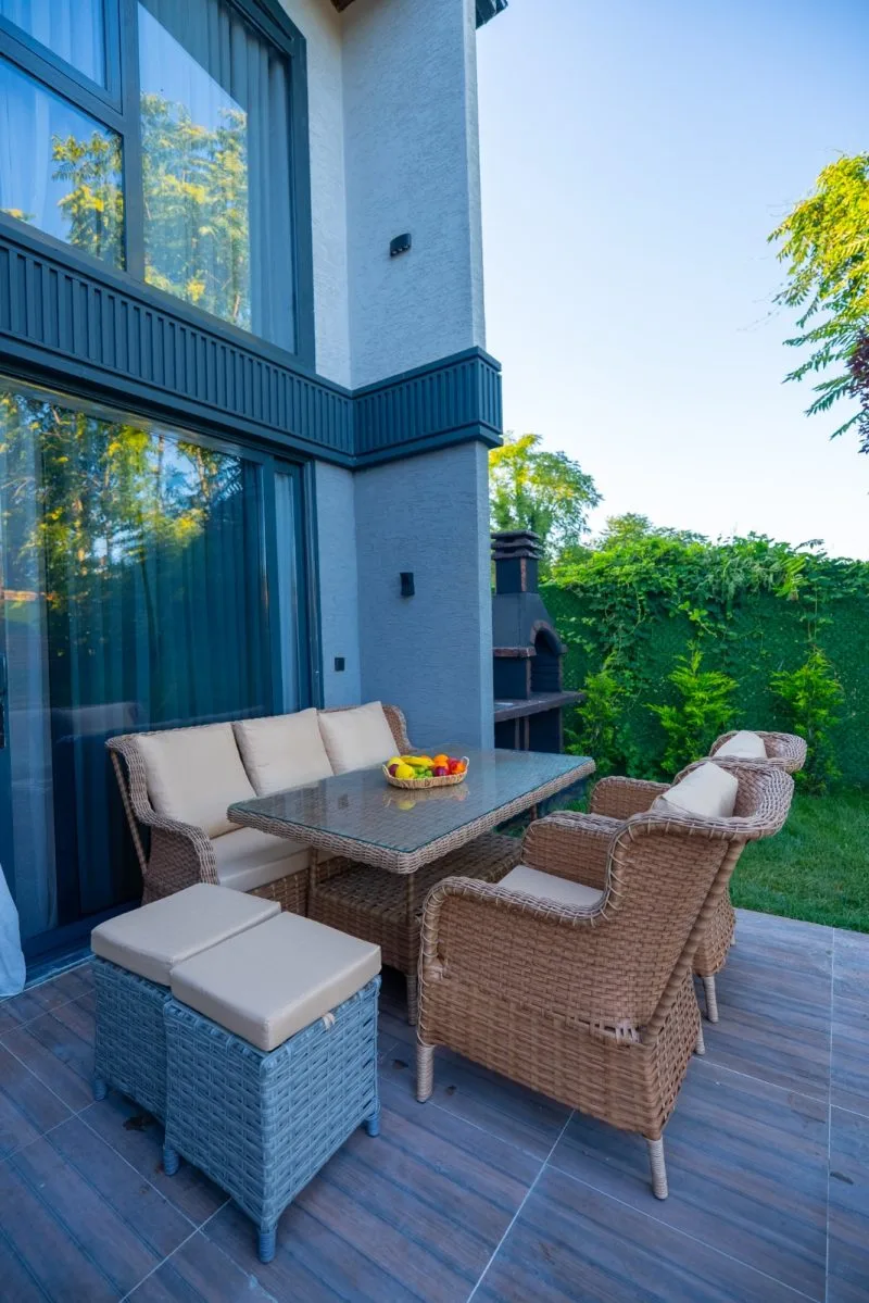 Berra Resort Tatil Köyü'nde rahat bir oturma alanı ve doğa manzarası