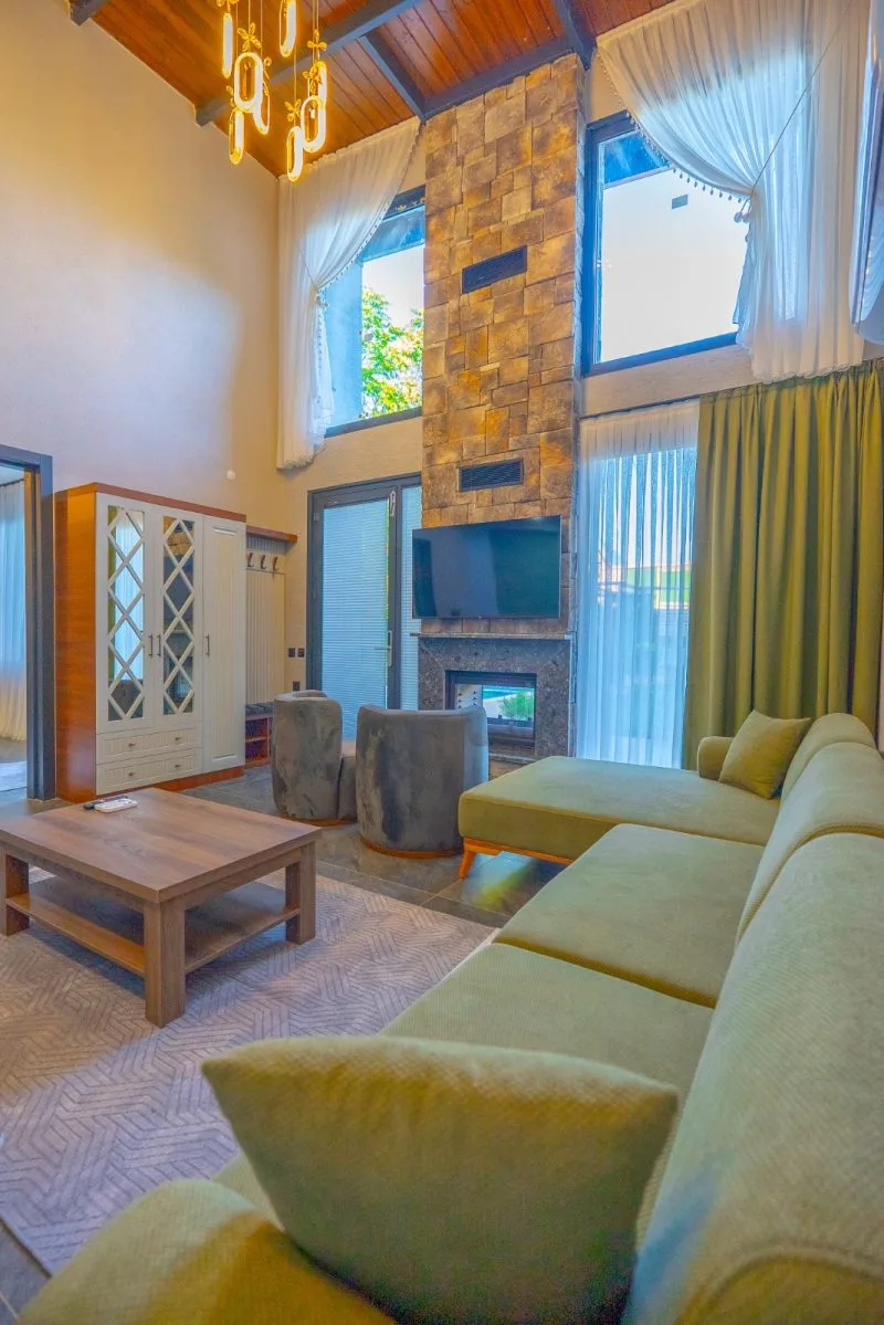 Berra Resort Tatil Köyü Sapanca'da modern ve konforlu bungalov iç mekanı