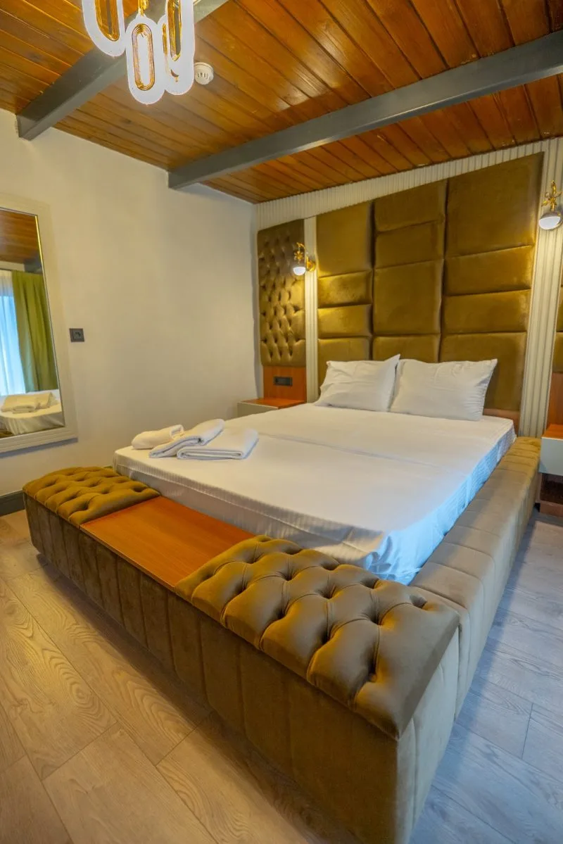 Berra Resort Tatil Köyü'ndeki lüks villa iç mekanının görünümü