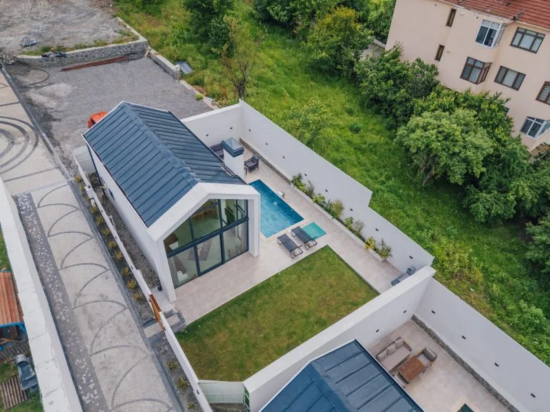 Boho Sapanca otelinin özel havuzlu bungalovlarından birinin genel görünümü.