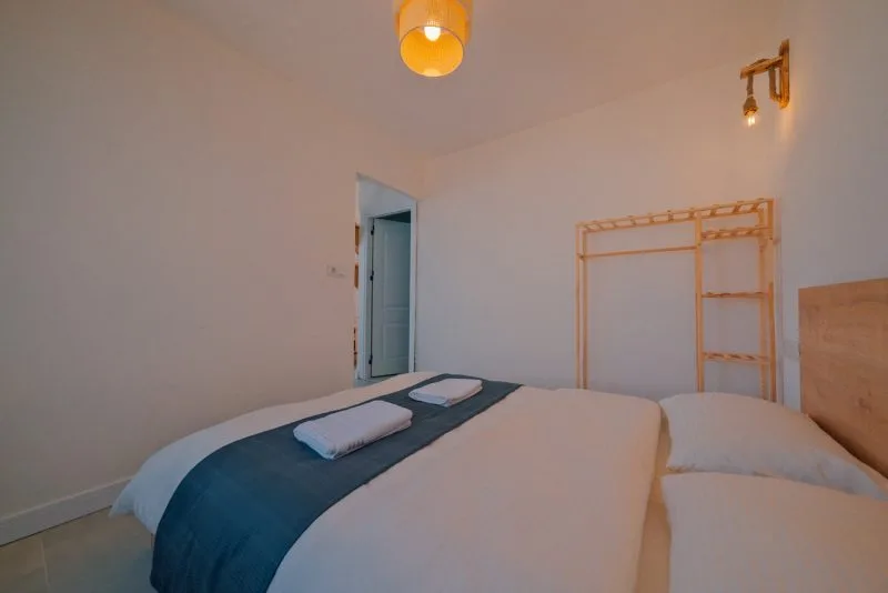Boho Sapanca'daki şık bungalov odası, rahat yatak ve modern dekorasyon.