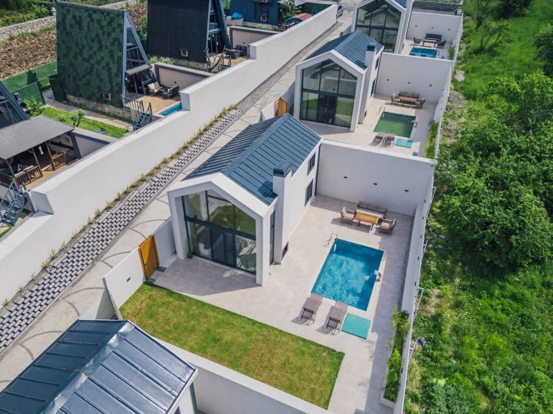 Boho Sapanca bungalovlarının genel görünümü, özel havuzlar ve bahçelerle