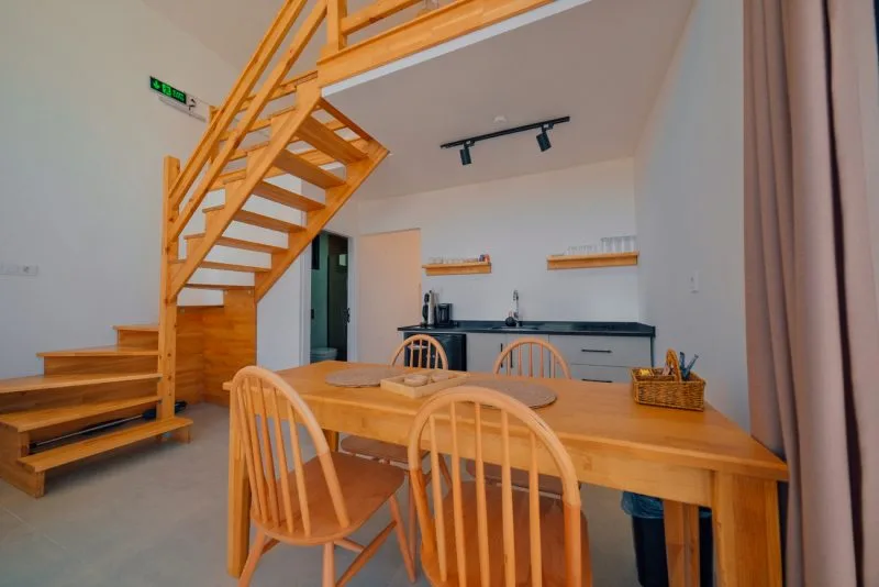 Boho Sapanca'daki ısıtmalı havuzlu bungalovun iç mekan görünümü