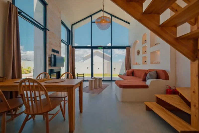 Boho Sapanca iç mekanında modern tasarıma sahip bir otel odası.