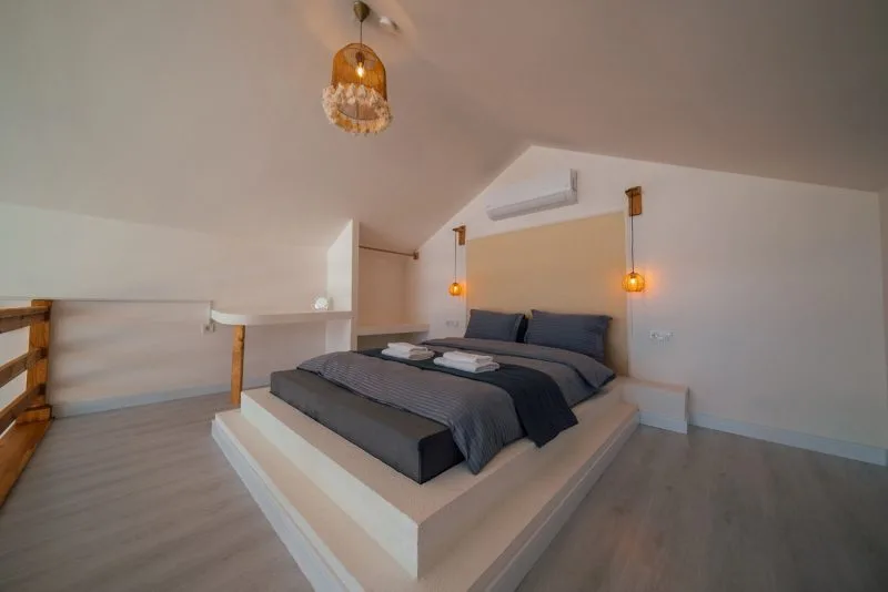 Boho Sapanca'daki özel havuzlu bungalov odası iç mekan görünümü.