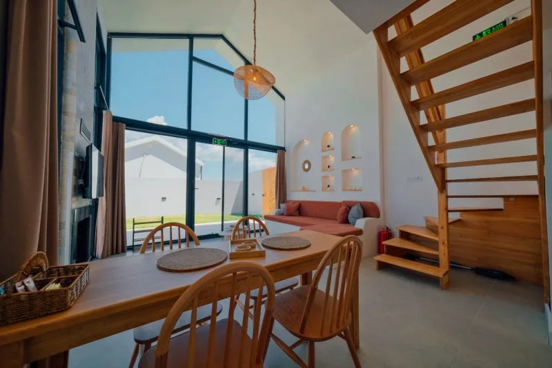 Boho Sapanca bungalovunun iç mekan görüntüsü, oturma alanı ve yemek masası.