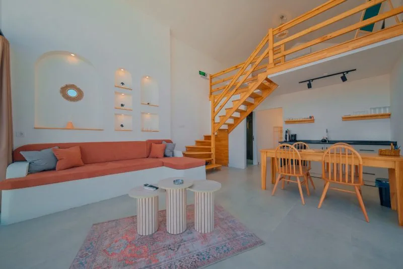 Boho Sapanca'daki asma katlı bungalovun iç mekan görüntüsü.