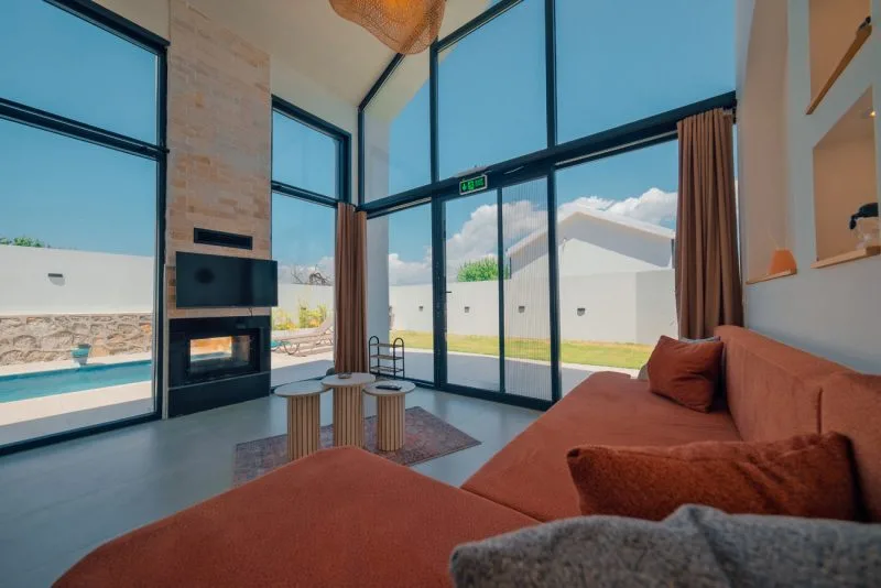 Boho Sapanca bungalov otelin modern ve ferah oturma odası