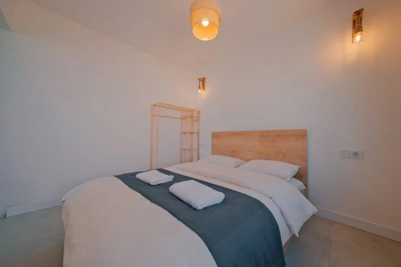 Boho Sapanca'daki modern bungalov odası, rahat yatak ve şık dekor.