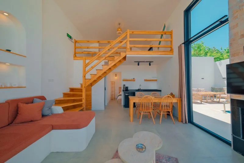 Boho Sapanca bungalov iç mekan görseli, asma kat ve modern tasarım.