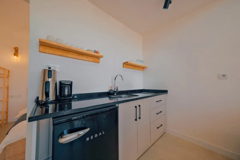 Boho Sapanca bungalov mutfak alanı görseli