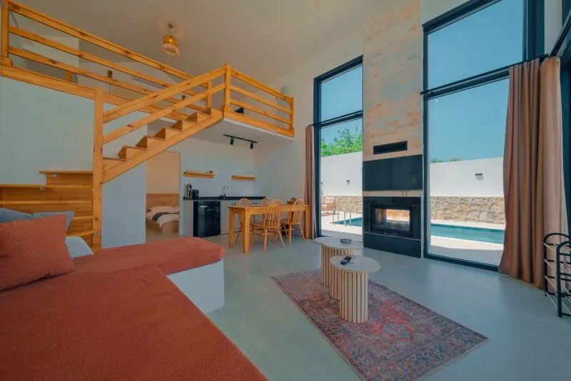 Boho Sapanca bungalovunun iç mekan görünümü, özel havuz ve şömine