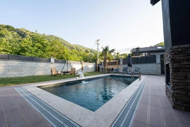 Eight Sapanca'daki özel havuzlu villa bahçesi ve doğal çevresi.