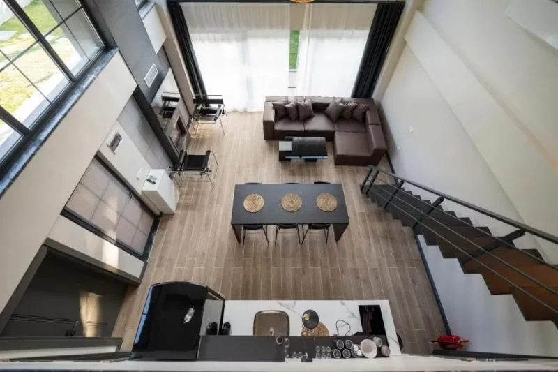 Eight Sapanca otelinde modern ve şık bir salon görünümü