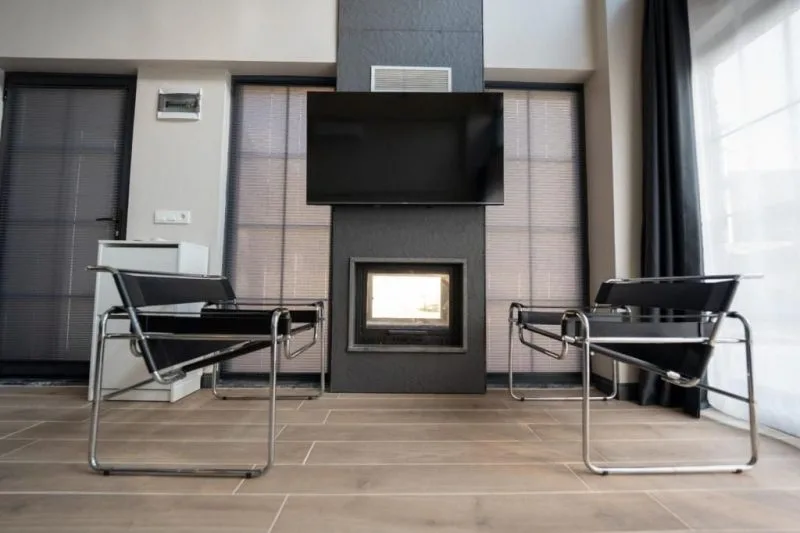 Eight Sapanca otelinin modern salon görünümü, konforlu koltuklar ve şömine ile.