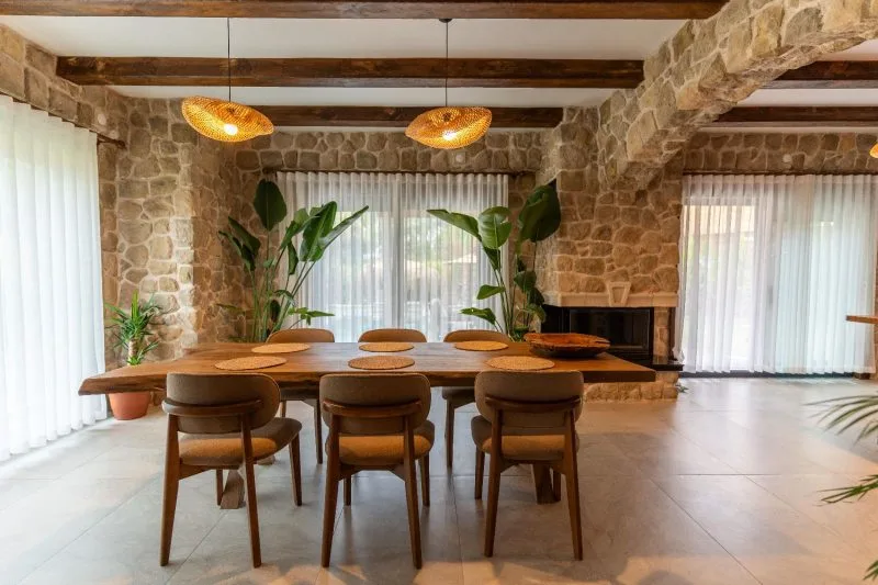 Han Sapanca'nın iç mekanında modern bir yemek masası ve doğal bitkiler
