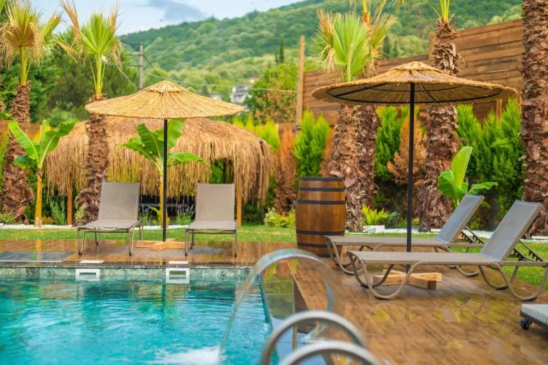 Han Sapanca'da özel havuz ve bahçe alanı ile konforlu bir tatil