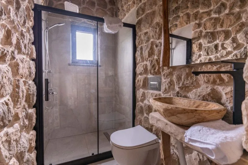 Han Sapanca otelinin iç tasarımına ait modern banyo görünümü.