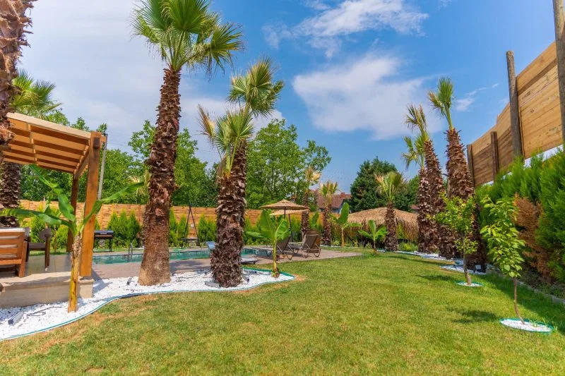 Han Sapanca'nın bahçesi ve havuzu, doğa ile huzurlu bir tatil