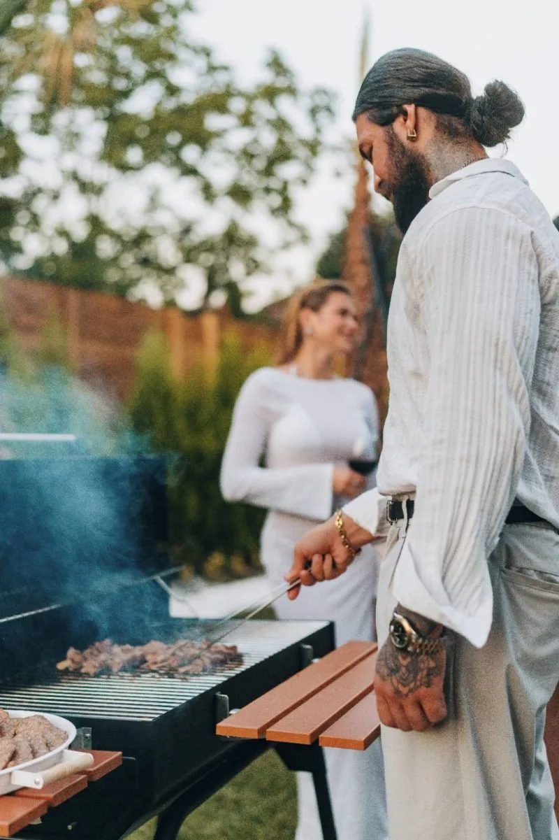 Han Sapanca'da bahçede barbekü yapan bir çiftin görüntüsü.