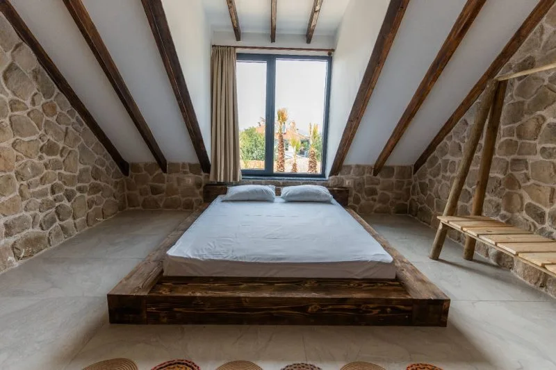 Han Sapanca otelinde doğal taş ve ahşap detaylarla tasarlanmış modern bir oda
