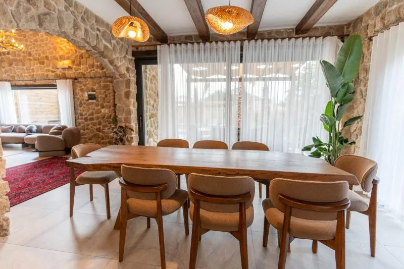 Han Sapanca otelinin modern yemek alanı ve doğal atmosferi