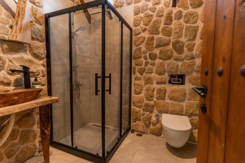 Han Sapanca otelinde şık bir banyo görünümü