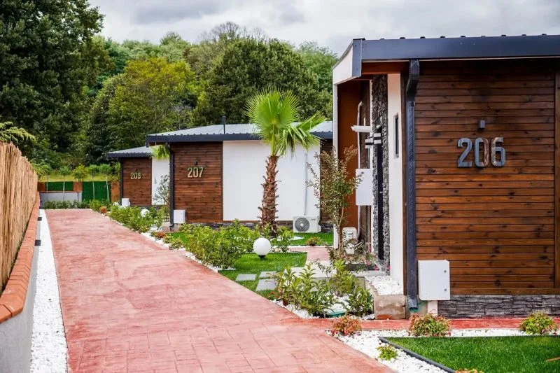 Lake Look Sapanca'daki özel havuzlu bungalovların genel görünümü.