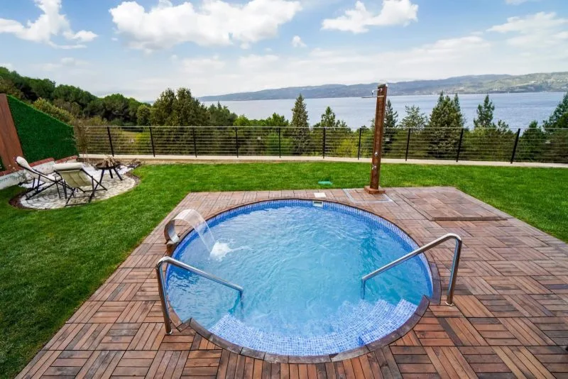 Lake Look Sapanca'daki özel havuzlu bungalovların genel görünümü