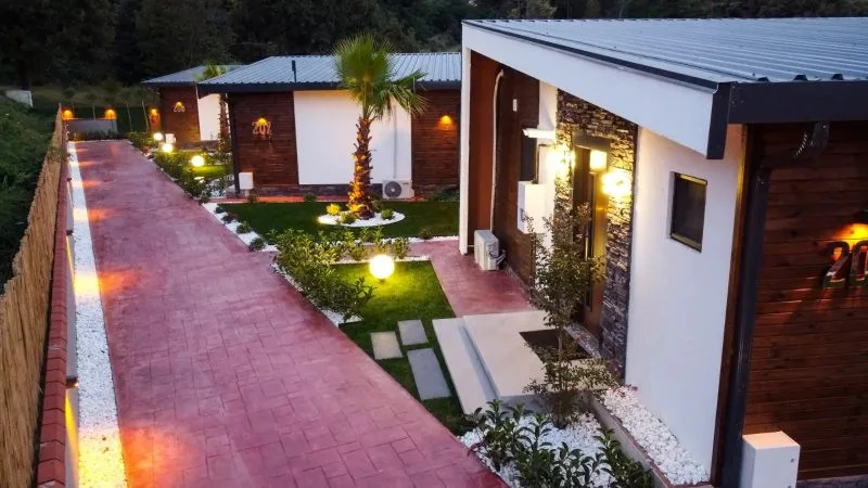 Lake Look Sapanca'daki özel havuzlu bungalovların genel görünümü