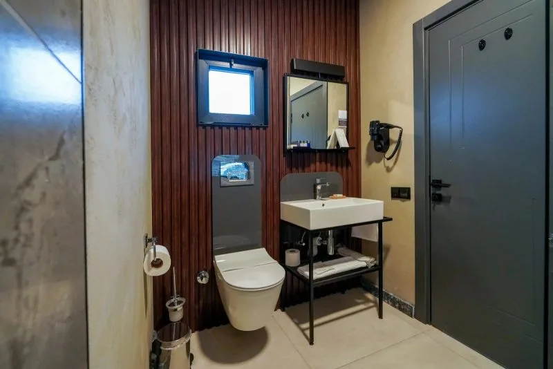 Lake Look Sapanca'nın şık bungalovundaki modern banyo tasarımı