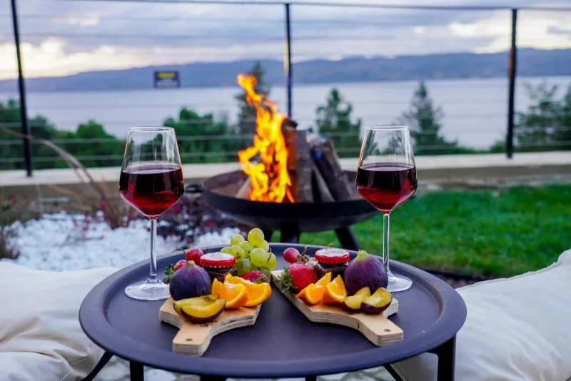 Lake Look Sapanca'da özel havuz ve şarap eşliğinde meyve tabağı