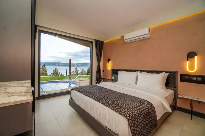 Lake Look Sapanca'da göl manzaralı bungalov odası ve özel havuz görünümü