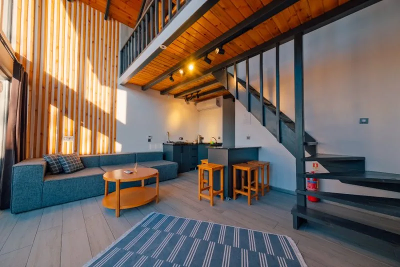 Sapanca Cbc Plus Bungalov'un iç mekan görünümü, modern tasarım ve konfor sunuyor.