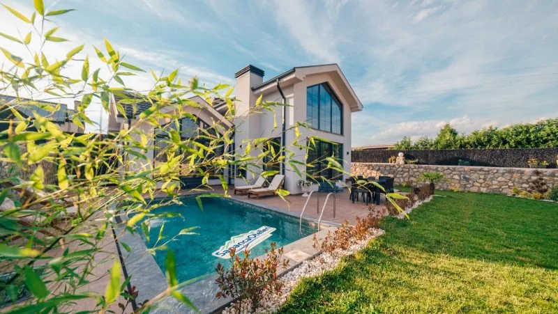 Sapanca İnci Suit'in özel havuzlu villası ve bahçe görünümü