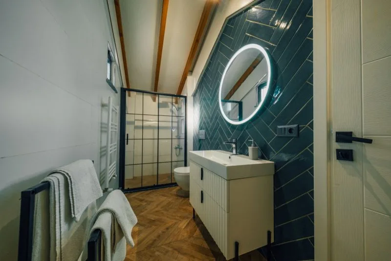 Sapanca İnci Suit'te modern banyo tasarımı ve ferah alan görüntüsü