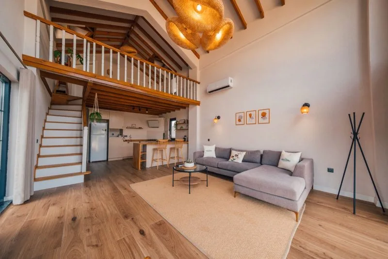 Sapanca İnci Suit'in modern salonu ve mutfağı, konforlu bir tatil için ideal alan sunuyor.