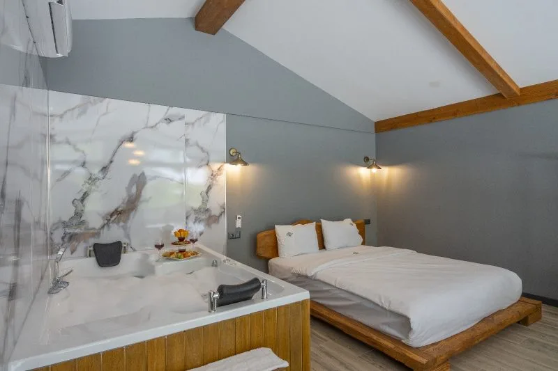 Sapanca Kokina Suit bungalovun iç mekan görüntüsü, jakuzisi ve modern tasarımıyla.