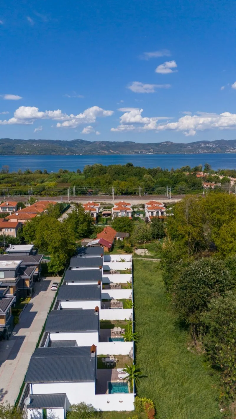 Sapanca Kokina Suit bungalovlarının genel görünümü, doğa ile iç içe.