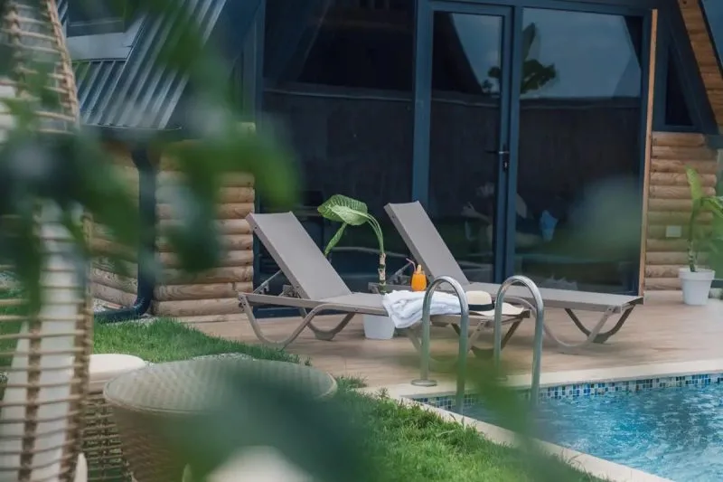 Sapanca My Resort Prive'de özel havuz ve rahatlama alanları
