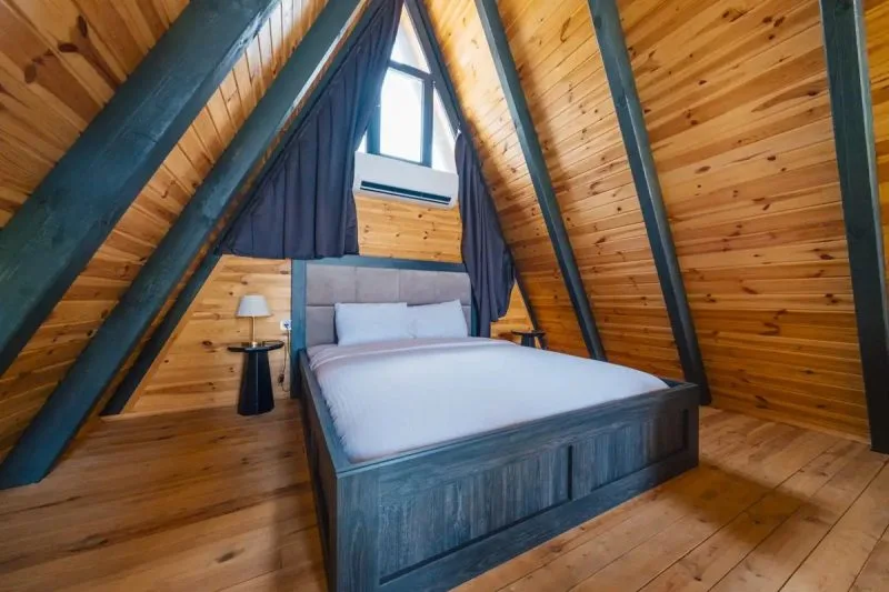 Sapanca My Resort Prive'deki konforlu bungalov odası ve ahşap dekorasyon